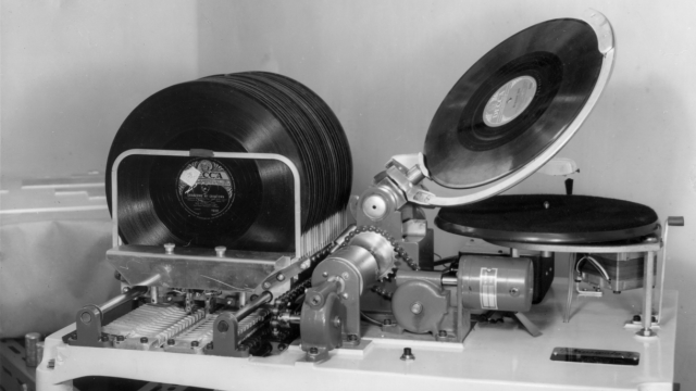 Musicola E40/10 Factory Photo - 78 rpm Mechanism (Early mechanism featuring thumbscrew cartridge)